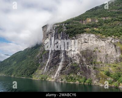 Les cascades des sept Sœurs (Dei sju systre) à Geirangerfjorden près de Geiranger, Norvège vues depuis un bateau de croisière de passage. Banque D'Images