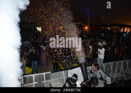 Miramar, États-Unis. 31 décembre 2023. MIRAMAR, FLORIDE - 31 DÉCEMBRE : ambiance pendant le concert de célébration du nouvel an 2024, organisé par le commissaire Maxwell B. Chambers de la ville de Miramar à l'amphithéâtre du parc régional de Miramar le 31 décembre 2023 à Miramar, Floride. (Photo de JL/Sipa USA) crédit : SIPA USA/Alamy Live News Banque D'Images