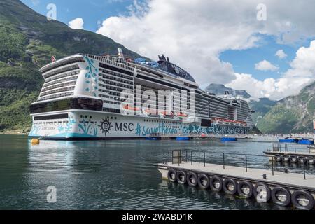 Le MSC Euribia a amarré dans le fjord norvégien Geiranger, Norvège. Banque D'Images