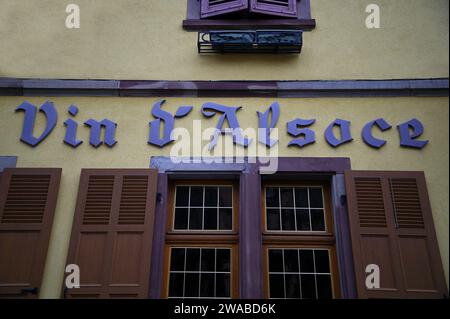 Vue de façade du café Bar local 'au bon vin d' Alsace' avec un signe écrit en français à Dambach-la-ville, Alsace France, Banque D'Images