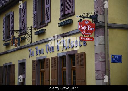 Vue de façade du café Bar local 'au bon vin d' Alsace' avec un signe écrit en français à Dambach-la-ville, Alsace France, Banque D'Images