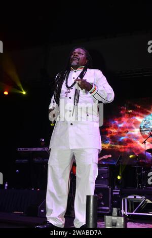 Miramar, États-Unis. 31 décembre 2023. MIRAMAR, FLORIDE - DÉCEMBRE 31 : Luciano, chanteur de Roots Reggae, joue en direct sur scène au concert de célébration du nouvel an 2024, organisé par le commissaire Maxwell B. Chambers de la ville de Miramar au Miramar Regional Park Amphitheater le 31 décembre 2023 à Miramar, Floride. (Photo de JL/Sipa USA) crédit : SIPA USA/Alamy Live News Banque D'Images