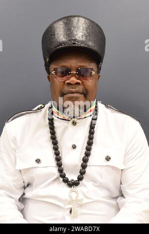 Miramar, États-Unis. 31 décembre 2023. MIRAMAR, FLORIDE - DÉCEMBRE 31 : Luciano, chanteur de Roots Reggae, pose pour le portrait en coulisses du concert de célébration du nouvel an 2024, organisé par le commissaire Maxwell B. Chambers de la ville de Miramar au Miramar Regional Park Amphitheater le 31 décembre 2023 à Miramar, Floride. (Photo de JL/Sipa USA) crédit : SIPA USA/Alamy Live News Banque D'Images