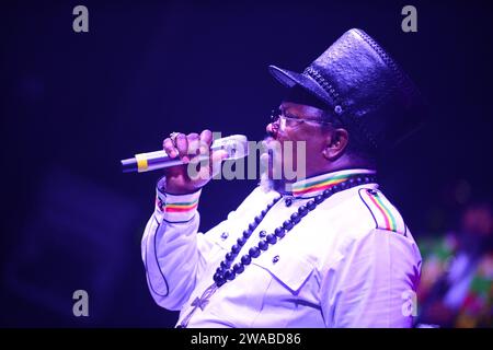 Miramar, États-Unis. 31 décembre 2023. MIRAMAR, FLORIDE - DÉCEMBRE 31 : Luciano, chanteur de Roots Reggae, joue en direct sur scène au concert de célébration du nouvel an 2024, organisé par le commissaire Maxwell B. Chambers de la ville de Miramar au Miramar Regional Park Amphitheater le 31 décembre 2023 à Miramar, Floride. (Photo de JL/Sipa USA) crédit : SIPA USA/Alamy Live News Banque D'Images