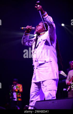 Miramar, États-Unis. 31 décembre 2023. MIRAMAR, FLORIDE - DÉCEMBRE 31 : Luciano, chanteur de Roots Reggae, joue en direct sur scène au concert de célébration du nouvel an 2024, organisé par le commissaire Maxwell B. Chambers de la ville de Miramar au Miramar Regional Park Amphitheater le 31 décembre 2023 à Miramar, Floride. (Photo de JL/Sipa USA) crédit : SIPA USA/Alamy Live News Banque D'Images