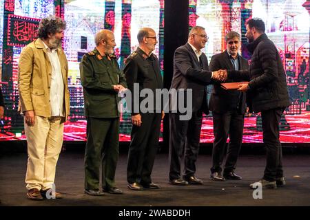 Commémoration des martyrs qui ont défendu le sanctuaire de Téhéran la cérémonie de commémoration des martyrs qui ont défendu le sanctuaire de Téhéran et la commémoration du général Qassem Soleimani ont eu lieu mercredi soir en présence d'Alireza Zakani, maire de Téhéran, et un groupe de familles des martyrs qui ont défendu le sanctuaire dans la Tour Milad. Lors de cette cérémonie, les acteurs de la série de films Trevor ont été honorés. Téhéran Iran Copyright : xmohsenxrezaeix DSC06831 Banque D'Images