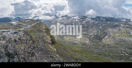 Vue de près du point de vue Dalsnibba sur la route de retour à Geiranger, Norvège. Banque D'Images