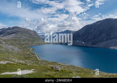 Vue sur Djupvatnet de la route au point de vue de Dalsnibba, Geiranger, Norvège. Banque D'Images