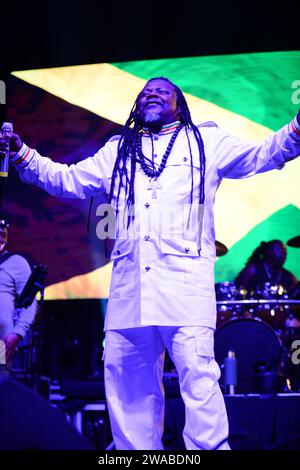 MIRAMAR, FLORIDE - DÉCEMBRE 31 : Luciano, chanteur de Roots Reggae, joue en direct sur scène au concert de célébration du nouvel an 2024, organisé par le commissaire Maxwell B. Chambers de la ville de Miramar au Miramar Regional Park Amphitheater le 31 décembre 2023 à Miramar, Floride. (Photo de JL/Sipa USA) Banque D'Images