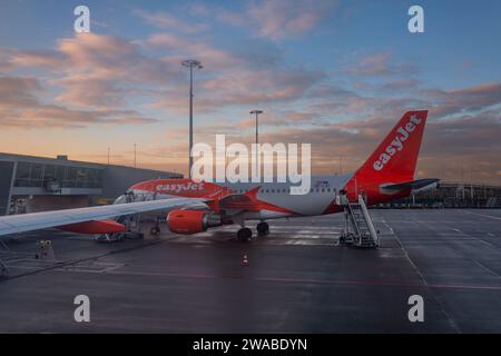 Un avion Easyjet sur la piste de l'aéroport de Schipol Banque D'Images