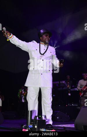 Miramar, États-Unis. 31 décembre 2023. MIRAMAR, FLORIDE - DÉCEMBRE 31 : Luciano, chanteur de Roots Reggae, joue en direct sur scène au concert de célébration du nouvel an 2024, organisé par le commissaire Maxwell B. Chambers de la ville de Miramar au Miramar Regional Park Amphitheater le 31 décembre 2023 à Miramar, Floride. (Photo de JL/Sipa USA) crédit : SIPA USA/Alamy Live News Banque D'Images