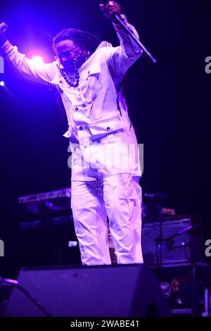 MIRAMAR, FLORIDE - DÉCEMBRE 31 : Luciano, chanteur de Roots Reggae, joue en direct sur scène au concert de célébration du nouvel an 2024, organisé par le commissaire Maxwell B. Chambers de la ville de Miramar au Miramar Regional Park Amphitheater le 31 décembre 2023 à Miramar, Floride. (Photo de JL/Sipa USA) Banque D'Images