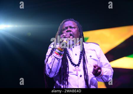 MIRAMAR, FLORIDE - DÉCEMBRE 31 : Luciano, chanteur de Roots Reggae, joue en direct sur scène au concert de célébration du nouvel an 2024, organisé par le commissaire Maxwell B. Chambers de la ville de Miramar au Miramar Regional Park Amphitheater le 31 décembre 2023 à Miramar, Floride. (Photo de JL/Sipa USA) Banque D'Images