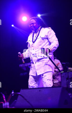 MIRAMAR, FLORIDE - DÉCEMBRE 31 : Luciano, chanteur de Roots Reggae, joue en direct sur scène au concert de célébration du nouvel an 2024, organisé par le commissaire Maxwell B. Chambers de la ville de Miramar au Miramar Regional Park Amphitheater le 31 décembre 2023 à Miramar, Floride. (Photo de JL/Sipa USA) Banque D'Images