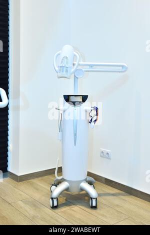 Blanchiment dentaire par dispositif de blanchiment dentaire UV en clinique moderne. Concept d'hygiène et de soins de santé. Gros plan Banque D'Images