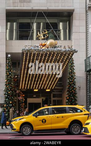 Langham place est décoré pour la saison des fêtes sur la Cinquième Avenue, NYC, USA 2023 Banque D'Images