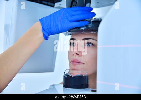 L'assistant installe un scanner CT sur la tête du patient. Dentisterie et concept de soins de santé. Gros plan Banque D'Images