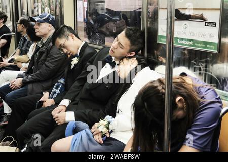 Mariage de jeunes adultes dormant sur Subway, New York, Etats-Unis 2016 Banque D'Images