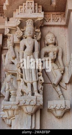 Les devlas de Jodhpur, Rajasthan, sont un groupe de temples anciens dédiés à diverses divinités hindoues. Ces temples de nombreux soins sur les murs. Banque D'Images