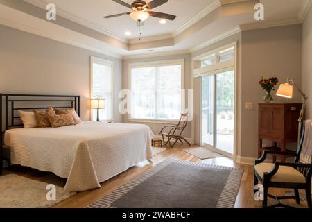 Grande chambre principale dans une maison résidentielle de banlieue dispose d'un lit king size, et ventilateur de plafond, Caroline du Sud, États-Unis, 2017, ÉTATS-UNIS Banque D'Images