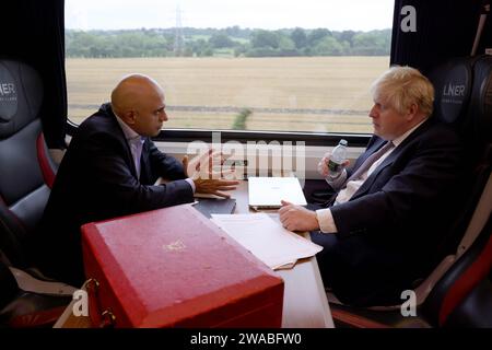 Image ©Licence à Parsons Media. 02/10/2021. Londres, Royaume-Uni. Le Premier ministre Boris Johnson visite l'infirmerie générale de Leeds. Le Premier ministre Boris Johnson quitte London Kings Cross pour Leeds afin de visiter l'infirmerie générale de Leeds avec le secrétaire d'État à la Santé et aux Affaires sociales Sajid Javid avant la conférence du parti conservateur à Manchester. Photo de Andrew Parsons / Parsons Media Banque D'Images