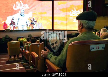 Commémoration des martyrs qui ont défendu le sanctuaire de Téhéran la cérémonie de commémoration des martyrs qui ont défendu le sanctuaire de Téhéran et la commémoration du général Qassem Soleimani ont eu lieu mercredi soir en présence d'Alireza Zakani, maire de Téhéran, et un groupe de familles des martyrs qui ont défendu le sanctuaire dans la Tour Milad. Lors de cette cérémonie, les acteurs de la série de films Trevor ont été honorés. Téhéran Iran Copyright : xmohsenxrezaeix DSC06288 Banque D'Images