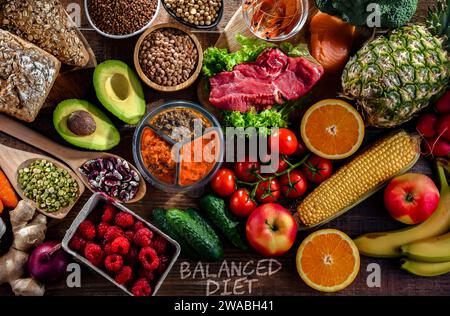 Une variété de produits alimentaires représentant une alimentation équilibrée Banque D'Images