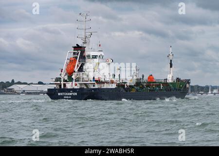 Whitchampion un pétrolier Whitaker Tankers Oil Products basé dans l'île de Man fait son chemin le long de Southampton Water dans le Hampshire du sud de l'Angleterre Banque D'Images