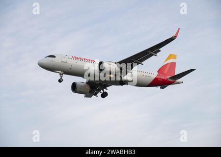 Espagnol Iberia Airbus A320neo Passenger Jet enregistrement EC-MXY en courte finale pour un atterrissage sur la piste 27L à l'aéroport de Londres Heathrow Banque D'Images