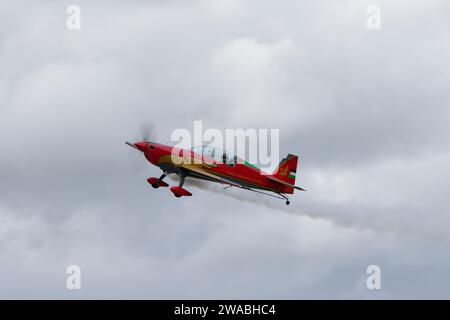 Red & Gold Royal Jordanian Falcons Aerobatic Team Extra-330 LX avion de voltige RJF 04 arrive au-dessus de la RAF Fairford pour participer au riat Banque D'Images