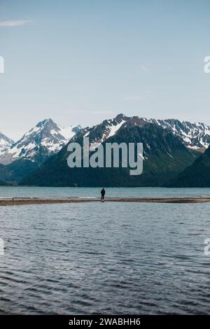 Personne se tient devant la montagne pour donner une perspective de la taille de la montagne. Banque D'Images