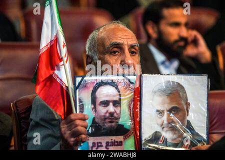 Commémoration des martyrs qui ont défendu le sanctuaire de Téhéran la cérémonie de commémoration des martyrs qui ont défendu le sanctuaire de Téhéran et la commémoration du général Qassem Soleimani ont eu lieu mercredi soir en présence d'Alireza Zakani, maire de Téhéran, et un groupe de familles des martyrs qui ont défendu le sanctuaire dans la Tour Milad. Lors de cette cérémonie, les acteurs de la série de films Trevor ont été honorés. Téhéran Iran Copyright : xmohsenxrezaeix DSC06398 Banque D'Images