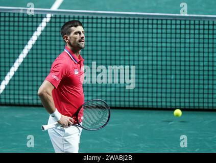 Photo du dossier datée du 25-11-2023 de Novak Djokovic, qui est convaincu qu'il peut se remettre d'une blessure au poignet à temps pour sa défense du titre de l'Open d'Australie. Date de publication : mercredi 3 janvier 2024. Banque D'Images
