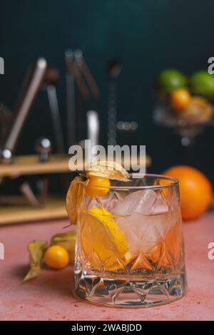 cocktail coloré avec accessoires de bar et fruits frais en arrière-plan Banque D'Images
