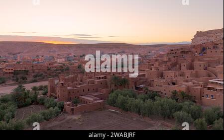 Vue imprenable sur Kasbah ait Ben Haddou près de Ouarzazate dans les montagnes de l'Atlas du Maroc. Site du patrimoine mondial de l'UNESCO depuis 1987. Image artistique. Beau Banque D'Images