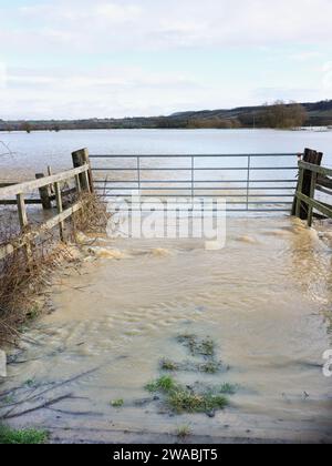 Les champs inondés dans la campagne de la vallée de Welland près de Corby, Northamptonshire, Angleterre, le 3 janvier 2024. Banque D'Images