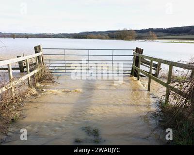 Les champs inondés dans la campagne de la vallée de Welland près de Corby, Northamptonshire, Angleterre, le 3 janvier 2024. Banque D'Images