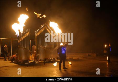 Groupe de jongleurs de feu se produisant lors d'un spectacle nocturne sur scène, jonglant avec des torches. 24 janvier 2020. Kiev, Ukraine Banque D'Images