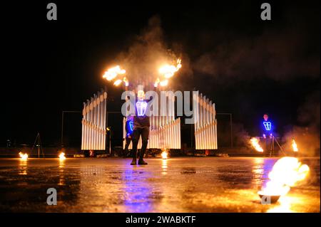 Groupe de jongleurs de feu se produisant lors d'un spectacle nocturne sur scène, jonglant avec des torches. 24 janvier 2020. Kiev, Ukraine Banque D'Images