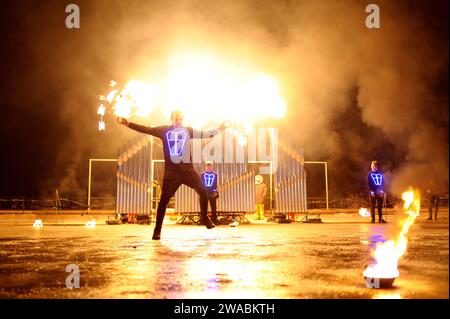 Groupe de jongleurs de feu se produisant lors d'un spectacle nocturne sur scène, jonglant avec des torches. 24 janvier 2020. Kiev, Ukraine Banque D'Images