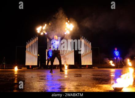 Groupe de jongleurs de feu se produisant lors d'un spectacle nocturne sur scène, jonglant avec des torches. 24 janvier 2020. Kiev, Ukraine Banque D'Images