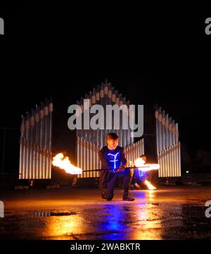 Groupe de jongleurs de feu se produisant lors d'un spectacle nocturne sur scène, jonglant avec des torches. 24 janvier 2020. Kiev, Ukraine Banque D'Images