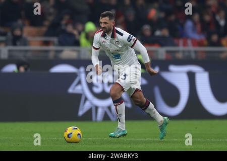 Milan, Italie. 2 janvier 2024. Mateusz Wieteska de Cagliari lors du match de Coppa Italia à Giuseppe Meazza, Milan. Le crédit photo devrait se lire : Jonathan Moscrop/Sportimage crédit : Sportimage Ltd/Alamy Live News Banque D'Images