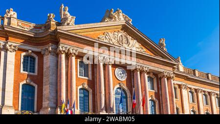 Fronton du Capitole sur la place du même nom, un jour d'hiver à Toulouse, Occitanie, France Banque D'Images