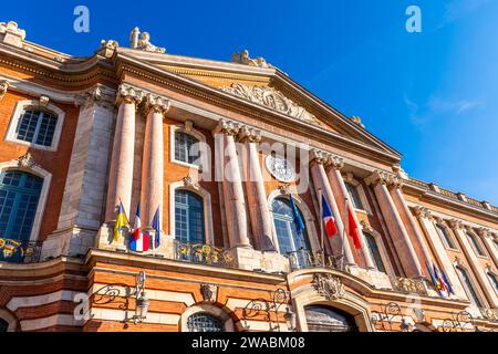 Fronton du Capitole sur la place du même nom, un jour d'hiver à Toulouse, Occitanie, France Banque D'Images