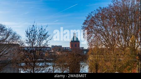 Le Dôme de la grave en arrière-plan, de la place Daurade, sur la Garonne à Toulouse, haute-Garonne en Occitanie, France Banque D'Images