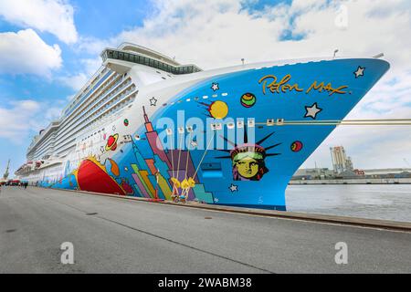 Le navire de croisière Norwegian Breakaway, Norwegian Cruise Line (NCL), livrée colorée de la coque par Peter Max Banque D'Images