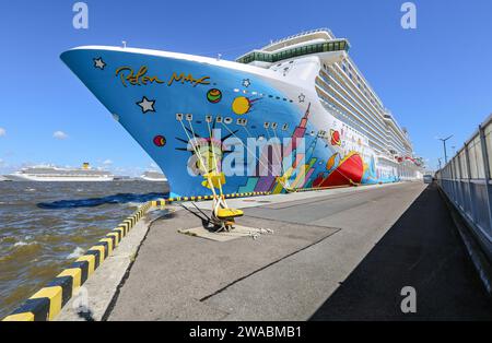 Navire de croisière Norwegian Breakaway, Norwegian Cruise Line (NCL), livrée de coque colorée par Peter Max, terminal international de croisières de Saint-Pétersbourg, Russie Banque D'Images