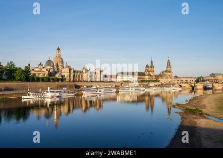 Elbflorenz, Stadtansicht über die Elbe zur Dresdener Altstadt mit den historischen Barockbauten am frühen Morgen Banque D'Images