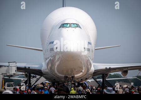 Boeing 747-400 large Cargo Freighter (LCF) Dreamlifter Oshkosh Banque D'Images